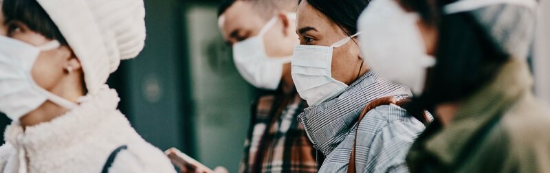 Foreigners wearing protection to prevent the spread of diseases abroad.