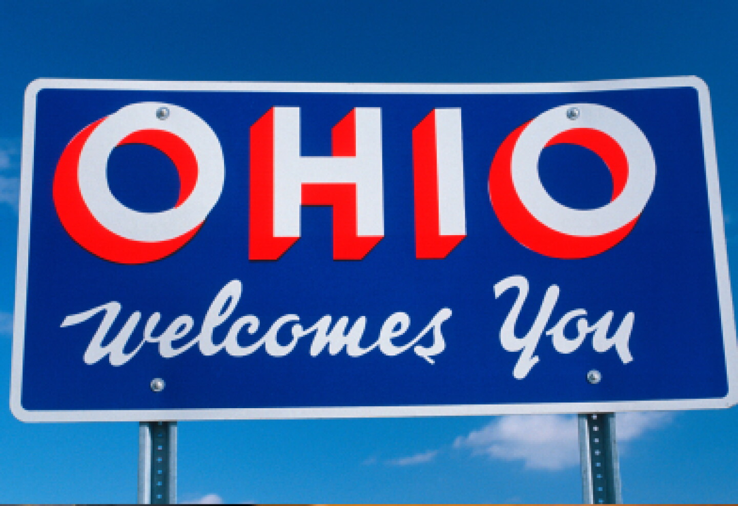 A sign saying "Ohio welcomes you".