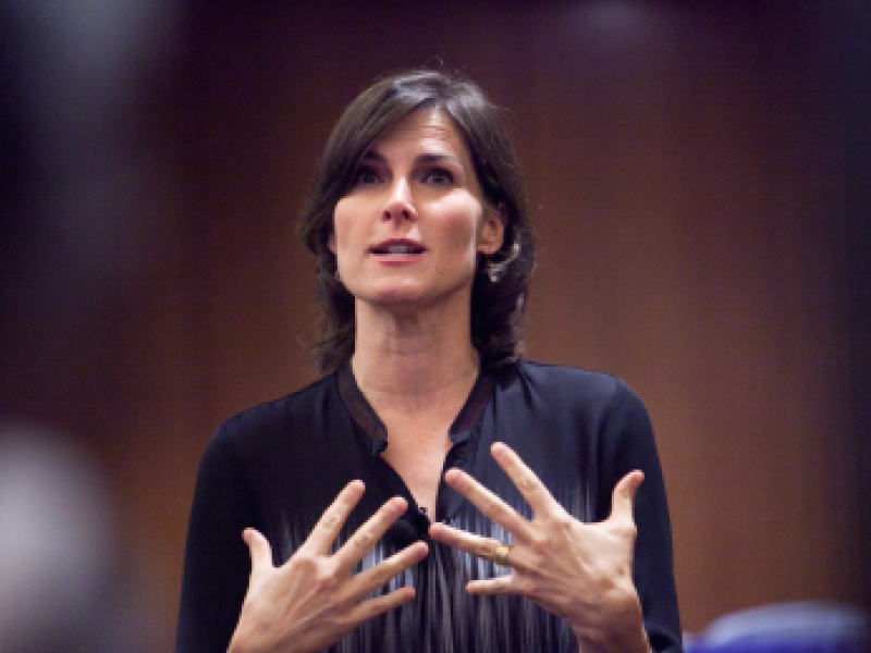 A female alumnus of Yeshiva University speaks with a group of current students.