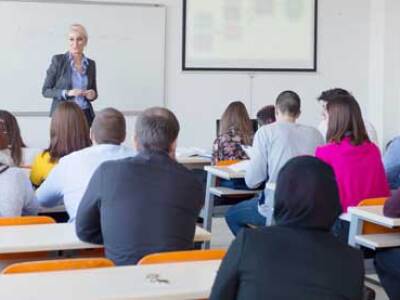 woman-teaching-a-licensing-class-to-classroom-of-adults