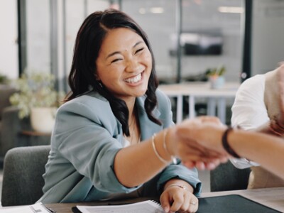 Woman-shakes-hands-during-business-negotiation-Sales-and-negotiation-blog-KU-online-MBA.jpg