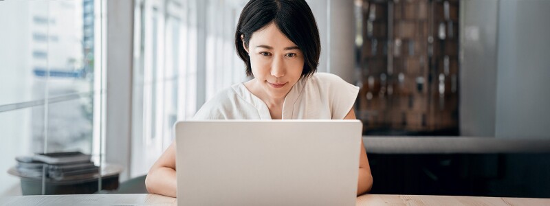 Business woman focused on her laptop, using an AI tool