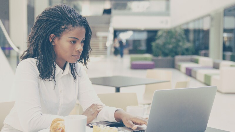 woman working in a laptop