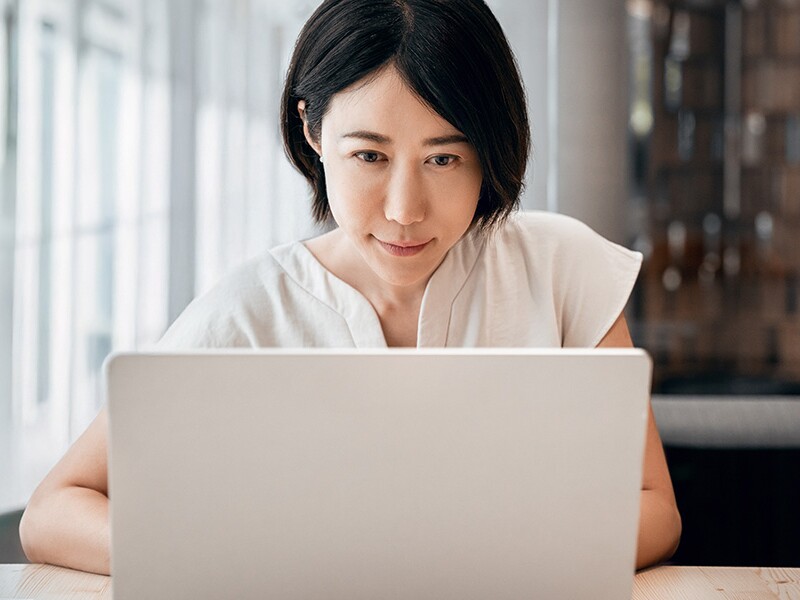 Business woman focused on her laptop, using an AI tool