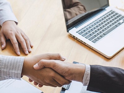 shanking-hands-upon-agreement