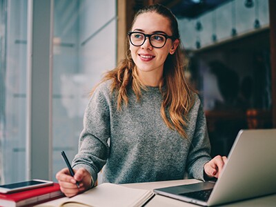 Woman-With-Glasses-Wearing-Gray-Sweater-Works-From-Home- To-Draft-Graduate-School-Personal-Statement