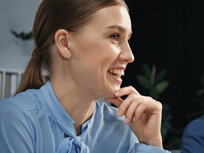 Businesswoman and colleague in office having a discussion around a table