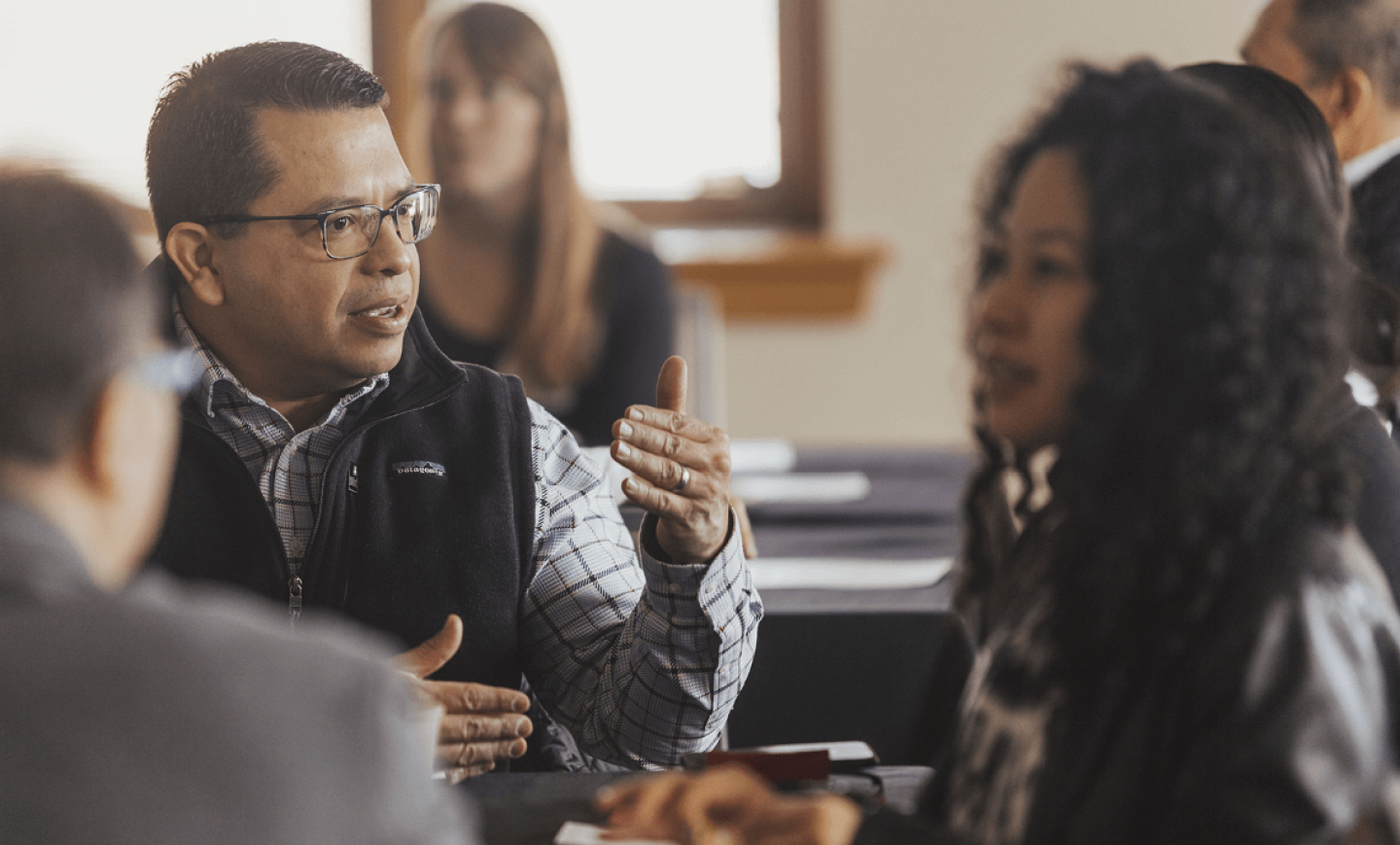 Man and woman speaking to each other at a workshop