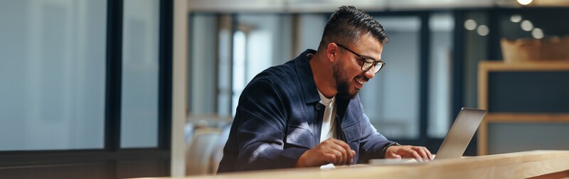 Freelance Data Scientist working in a cafe.