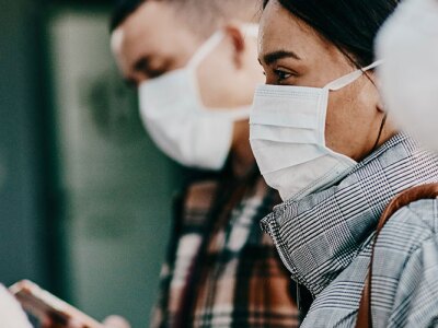 Foreigners wearing protection to prevent the spread of diseases abroad.