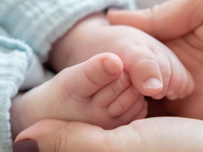 mom holding baby's feet
