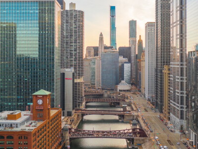 Eastward-looking shot of buildings lining the Chicago River.