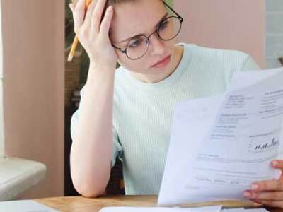 Student-reading-about-affordable-mba-programs