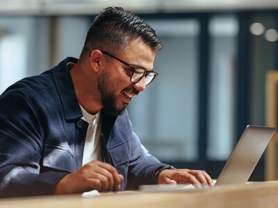Freelance Data Scientist working in a cafe.